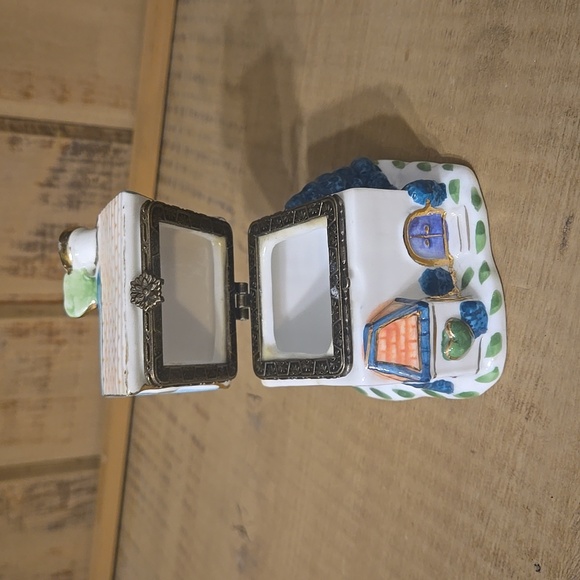 Cottage House Hinged Trinket Box - Picture 4 of 12